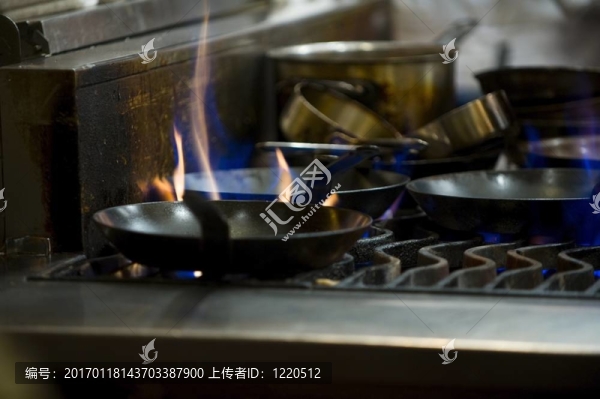 爐子上的油炸鍋的圖像
