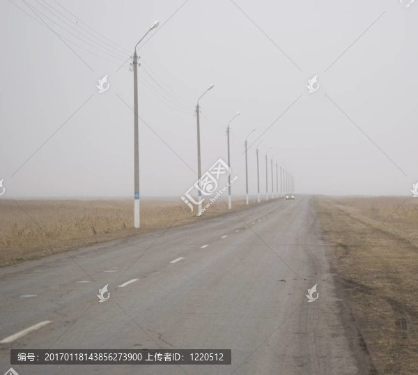 霧蒙蒙的路