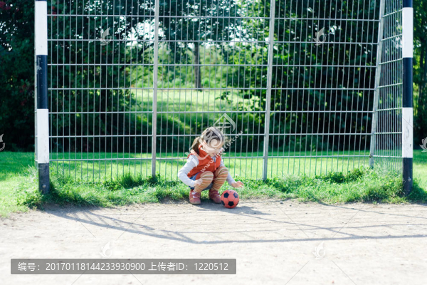 站在T的小女孩