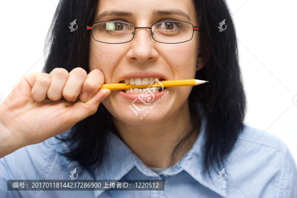 憤怒的女人戴著玻璃