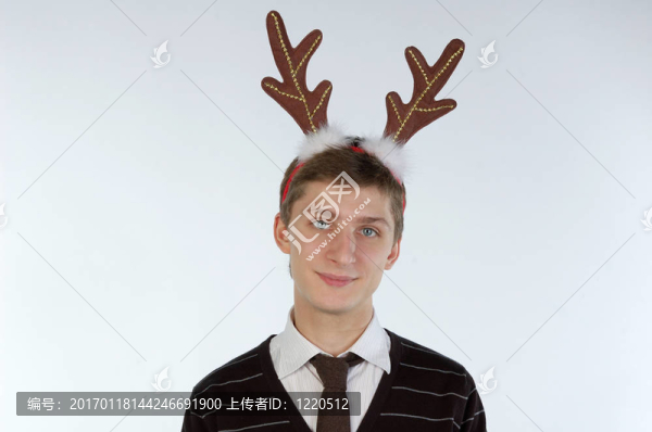 年輕人戴著鹿的角