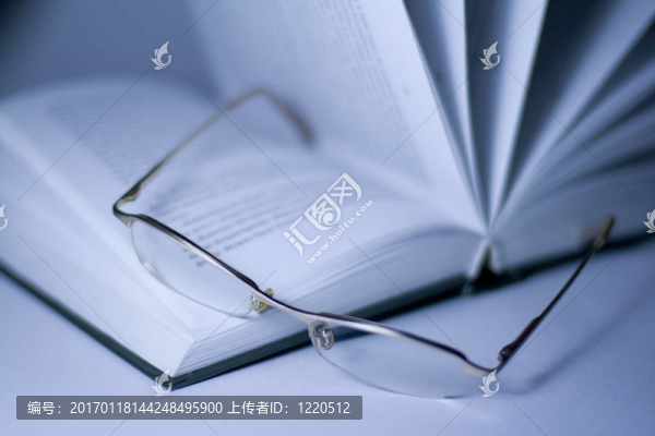 打開書和眼鏡