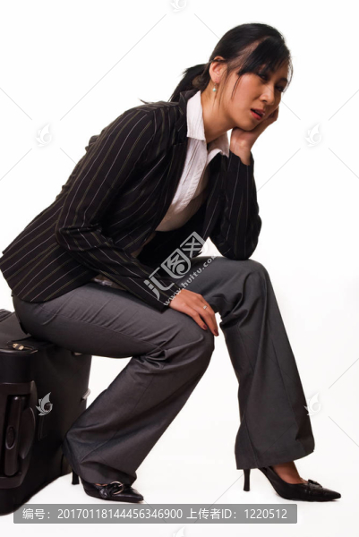 坐在行李上的女人