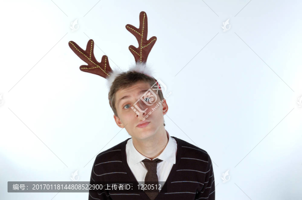 年輕人戴著鹿的角