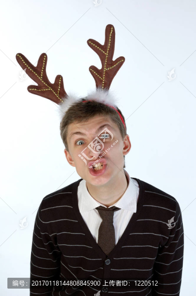 年輕人戴著鹿的角