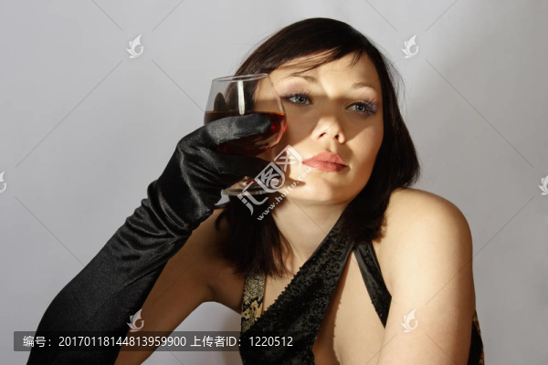 派對中的年輕女人