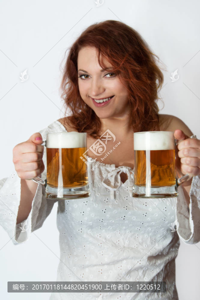 紅發(fā)女孩與啤酒