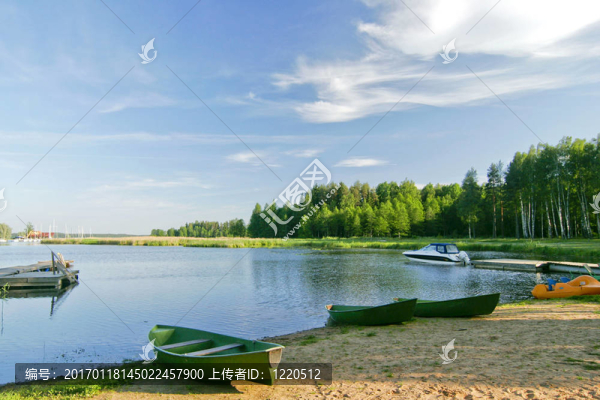 尼斯湖景觀與生動的天空在夏季