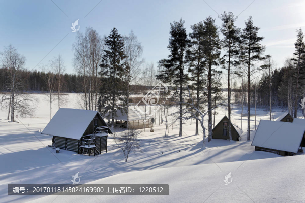 冬日里有房屋的風景