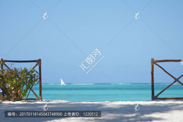 海洋中的藍色水和瀉湖