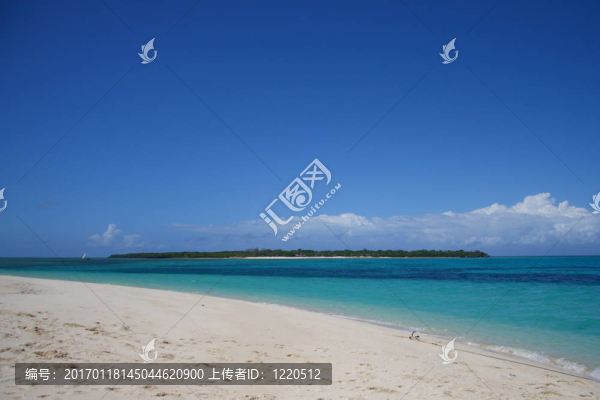 海洋中的藍色水和瀉湖