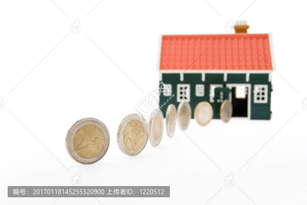 歐元硬幣滾動(dòng)到一個(gè)房子