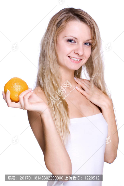 拿著橘子的女人