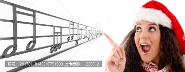 帶著圣誕帽的女人指著樂譜