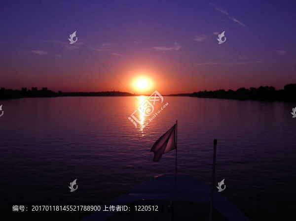 紫色的夕陽