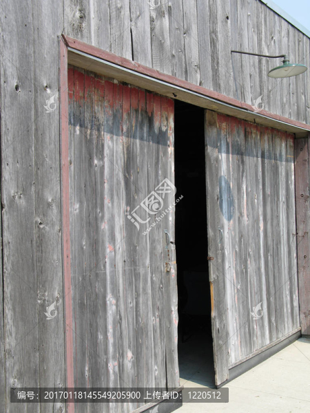 有開門的舊木棚