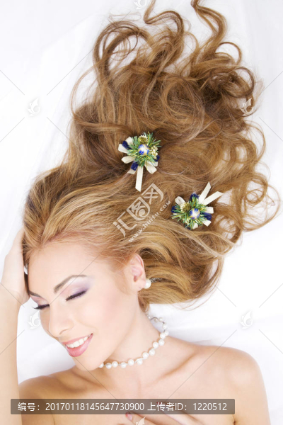 可愛的女人用圣誕裝飾頭發(fā)