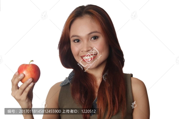 女子拿著蘋果