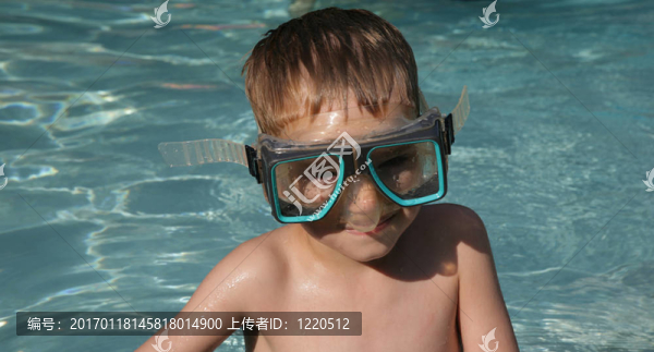 游泳眼鏡男孩