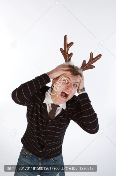 年輕人戴著鹿的角