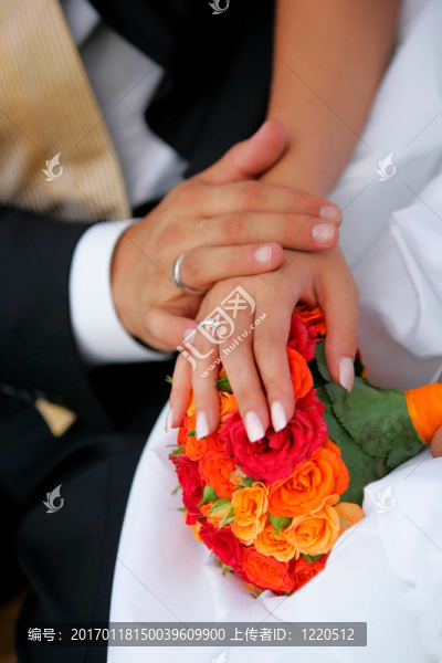 愛(ài)對(duì)新婚夫婦手牽著手
