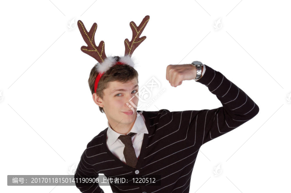 年輕人戴著鹿的角