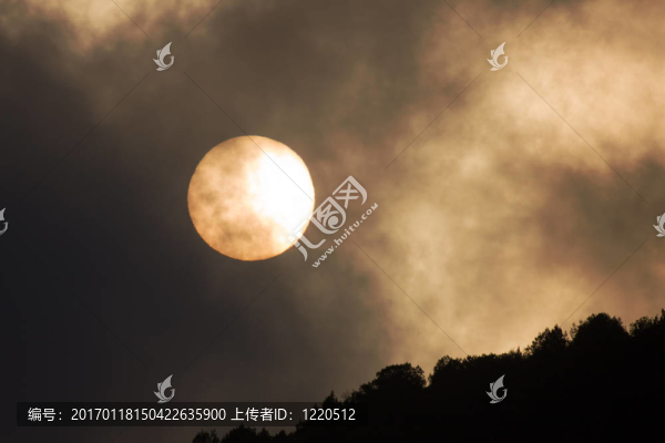 太陽在云層中