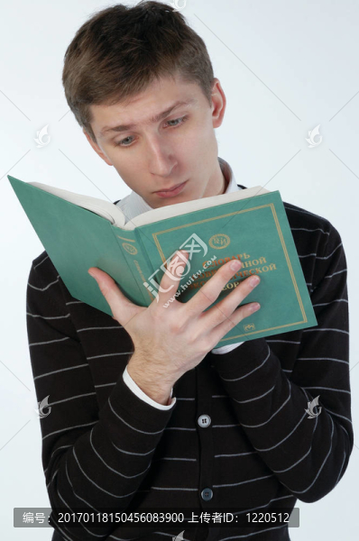 年輕人讀一本書