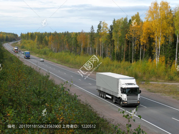 秋；卡車