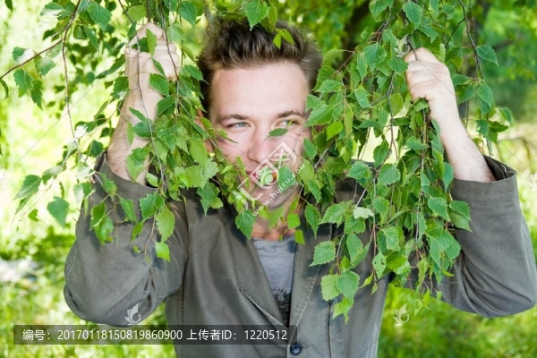 人在綠色