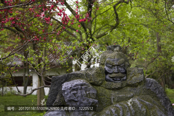 老石雕像花