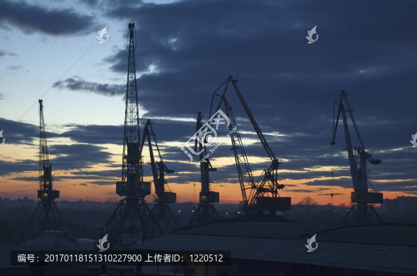 黃昏的起重機(jī)