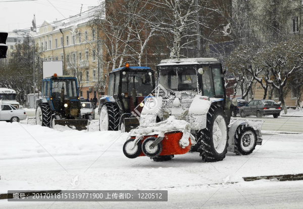 在城市街道的掃雪機(jī)