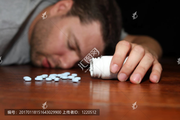男人出現(xiàn)了過(guò)量的安眠藥