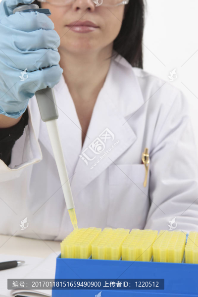科學(xué)家用吸管