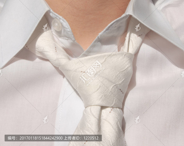 白色領(lǐng)帶收起來(lái)