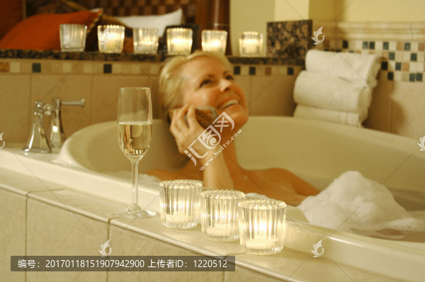 使用手機(jī)洗澡的女人