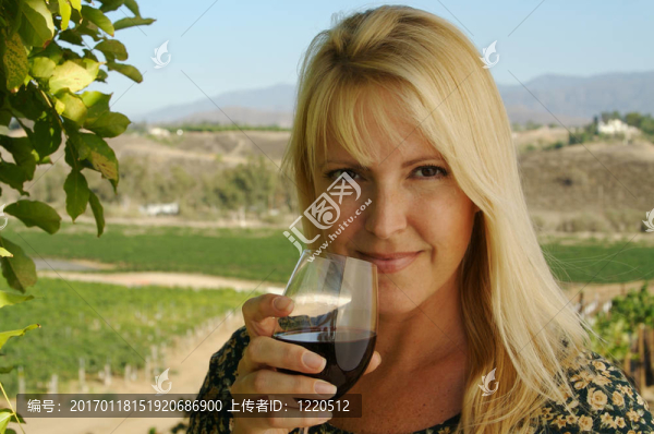 漂亮女孩喝葡萄酒