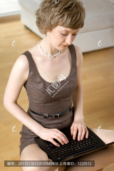 在筆記本電腦上工作的年輕女子