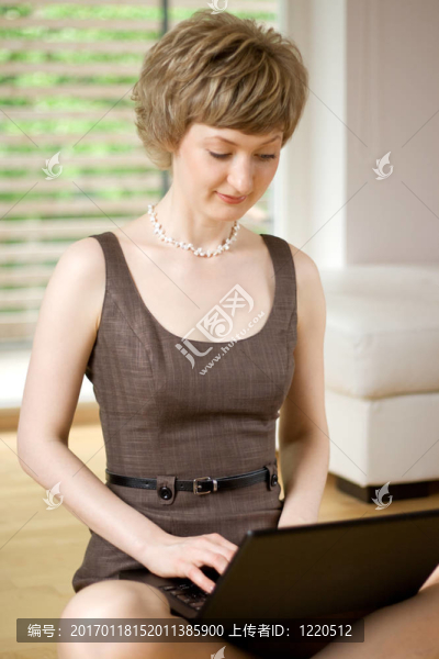 在筆記本電腦上工作的年輕女子