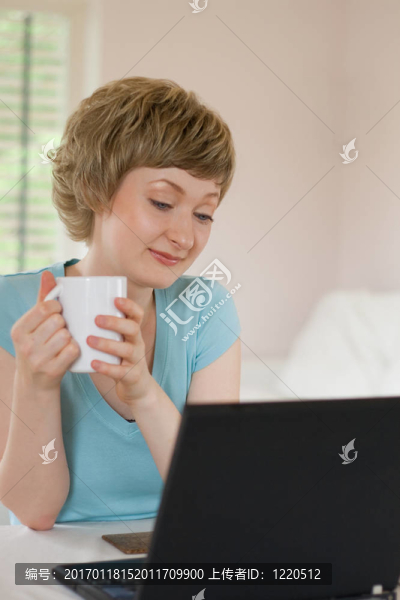 在筆記本電腦上工作的年輕女子