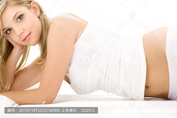 白色棉質(zhì)內(nèi)衣