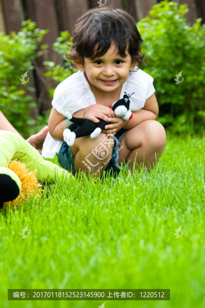 在外面玩她的玩具