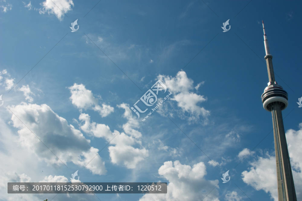 在一個(gè)藍(lán)色的天空的塔