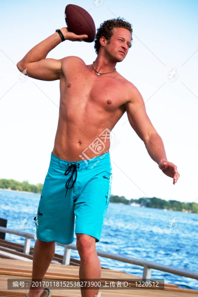 在海灘上踢足球