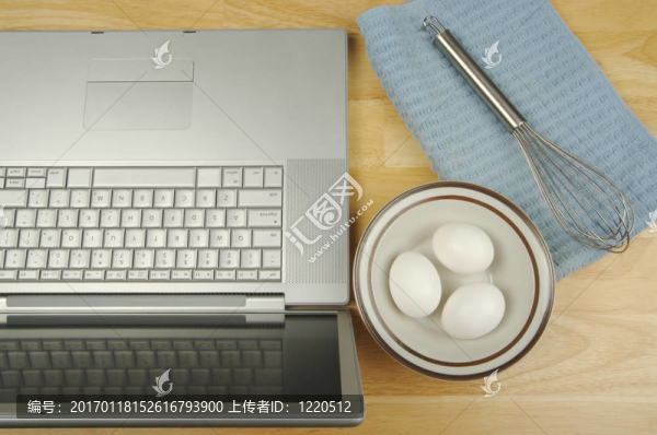 筆記本電腦；雞蛋和攪拌機(jī)