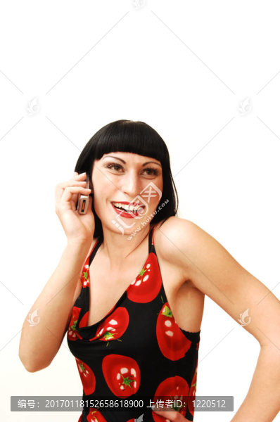 在CEL站立的女人