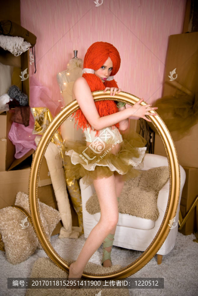 一個害羞的紅娃娃