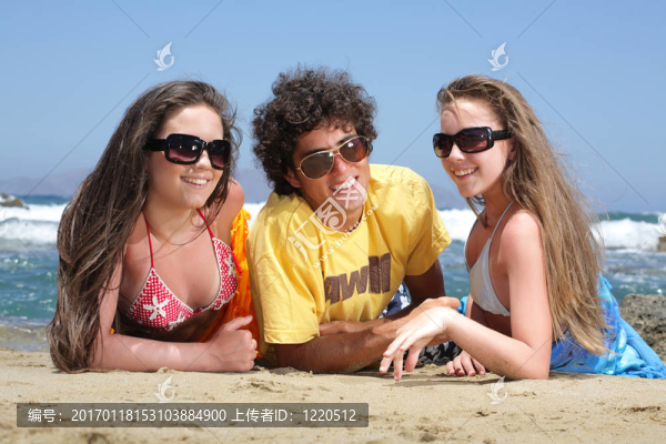 海灘上的青少年