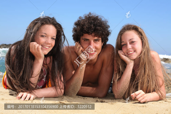 海灘上的快樂少年